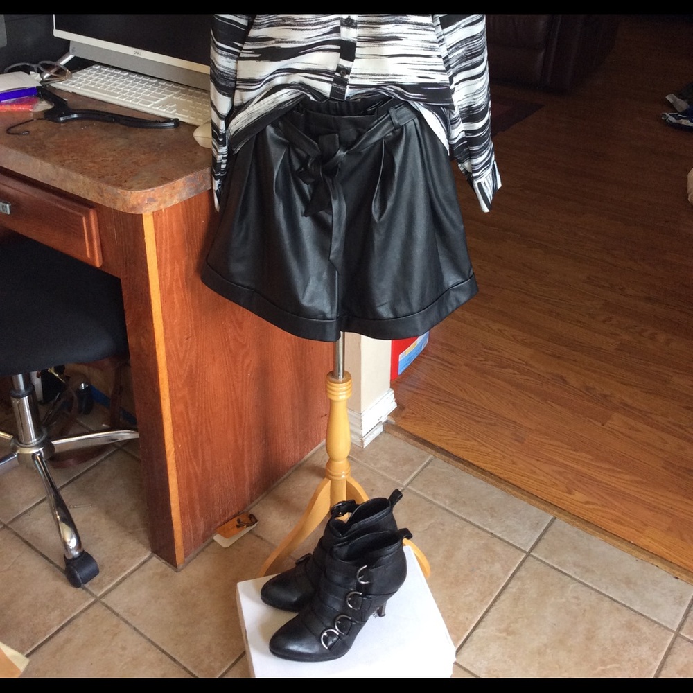 Coach Tessie Black Leather Heeled Booties Size 9B, Pre-owned - Picture 4 of 14